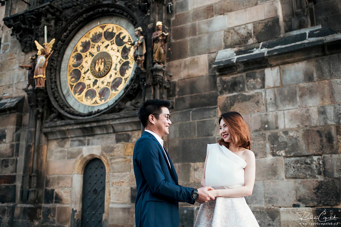 Prague prewedding photography astronomical clock orloj