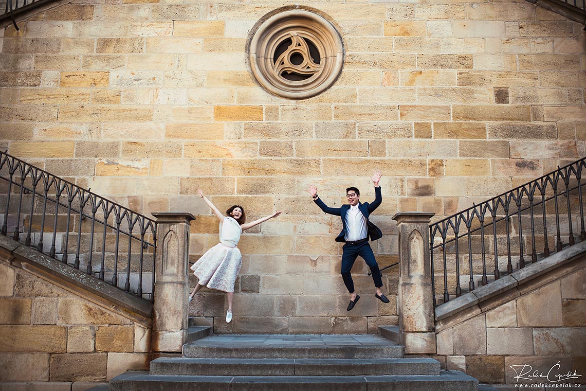 Funny photography of couple on stairs in Prague