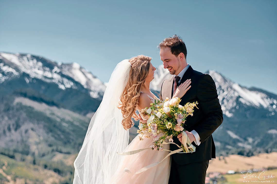 spring wedding photography in the mountains