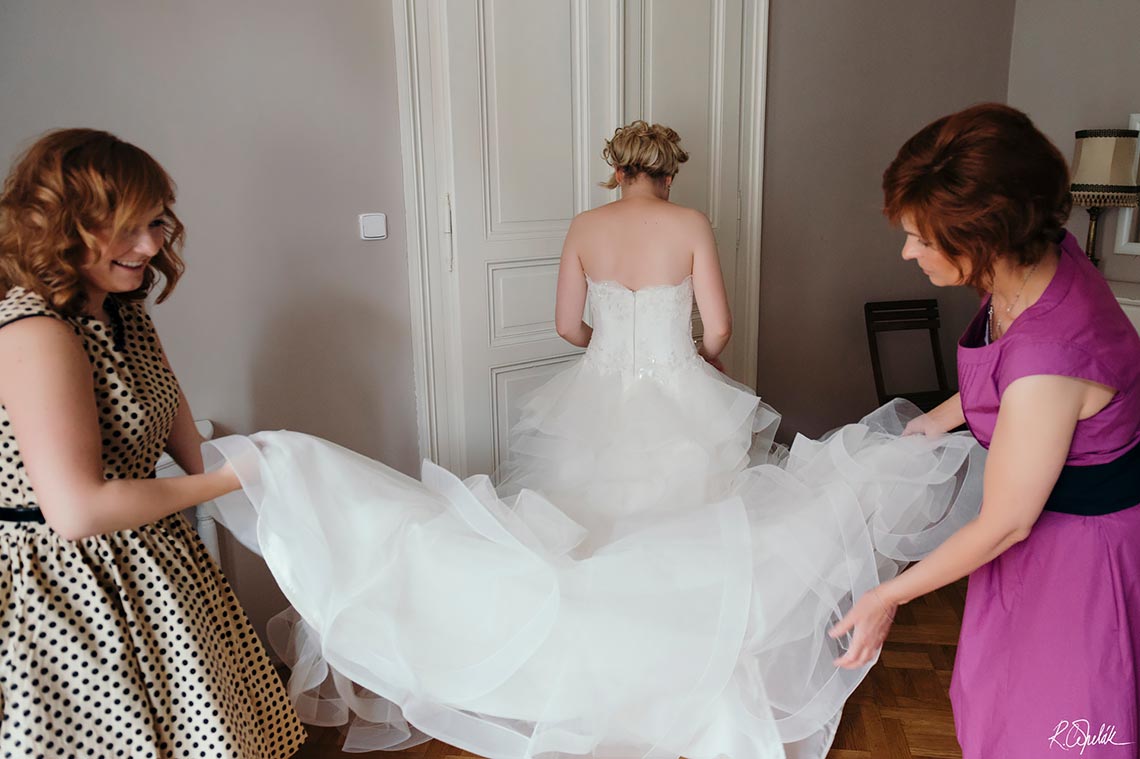 bride getting ready, putting dress on