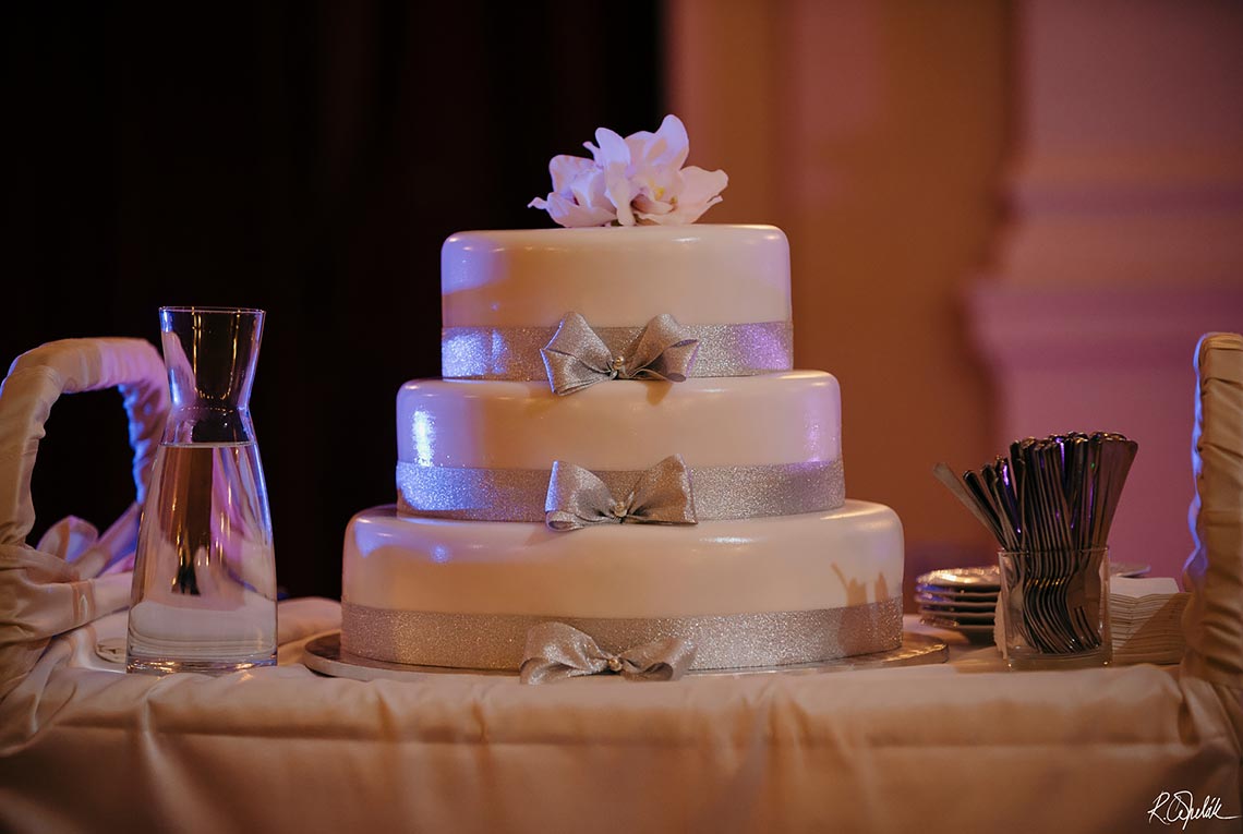 white wedding cake three tier 
