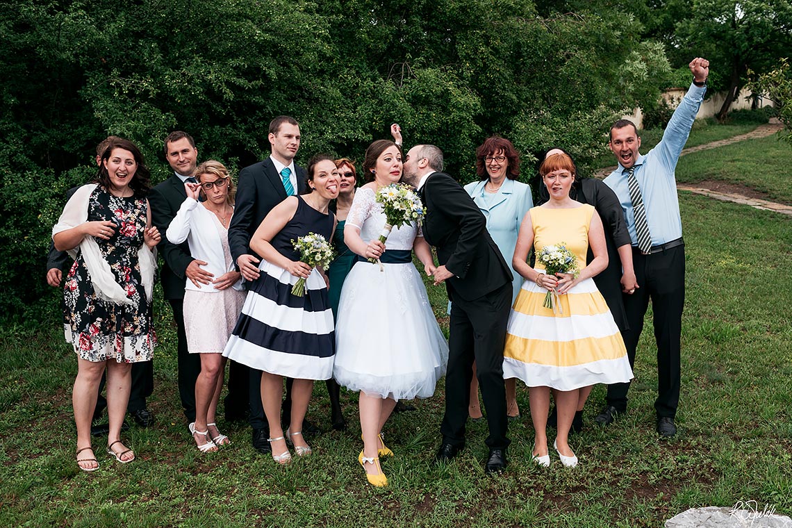 funny group wedding photo