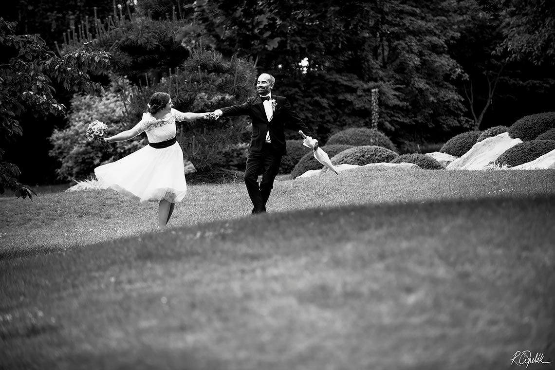 free time of bride and groom in the botanical garden in Prague