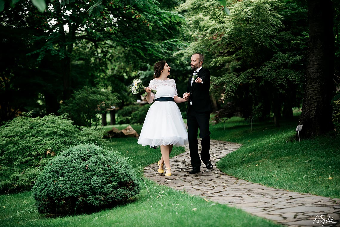 bride and groom photo session in the botanical garden in Prague