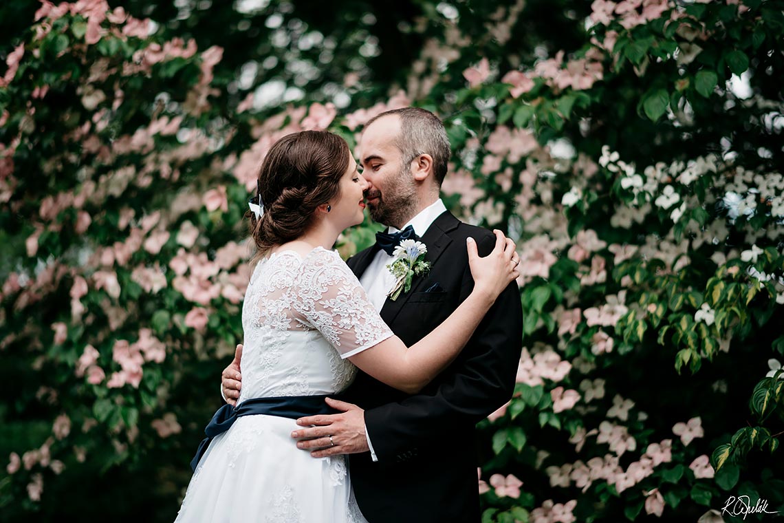 wedding photos at botanical garden in Prague