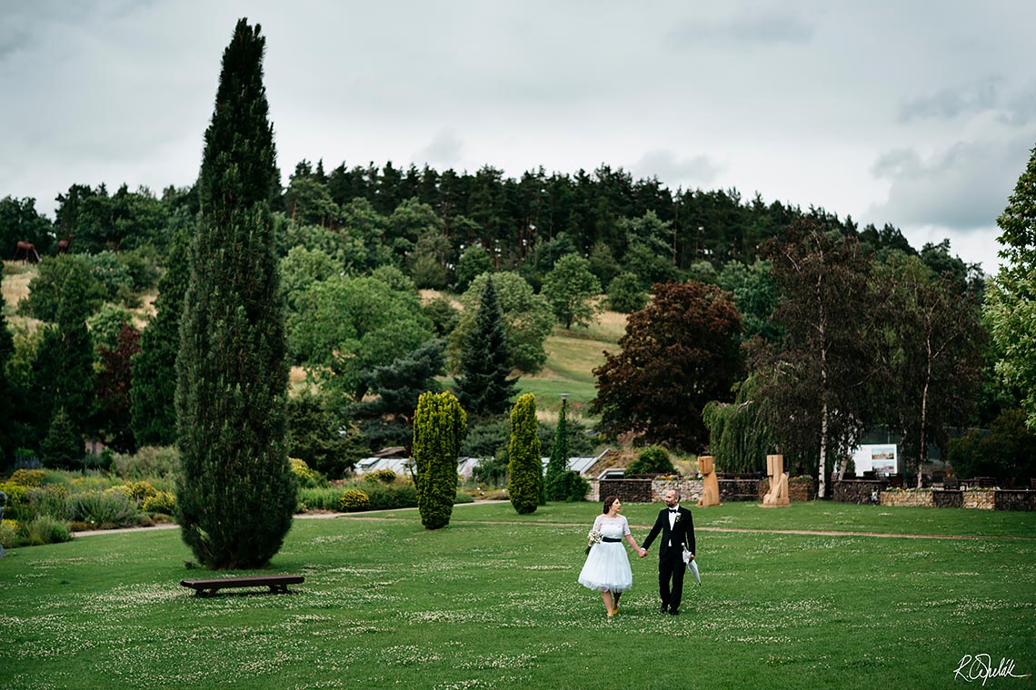 wedding in botanical garden in Prague