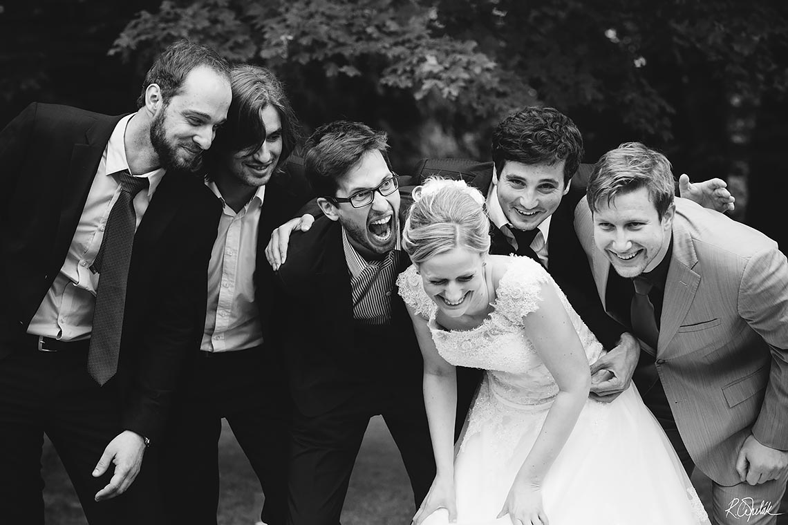 funny group wedding photography