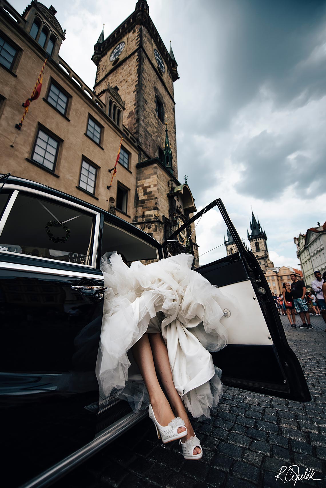 wedding at Prague, bride getting off the car