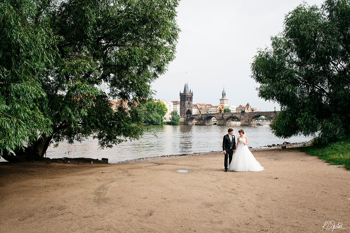 wedding photography astronomical clock in Prague, Old Town Hall