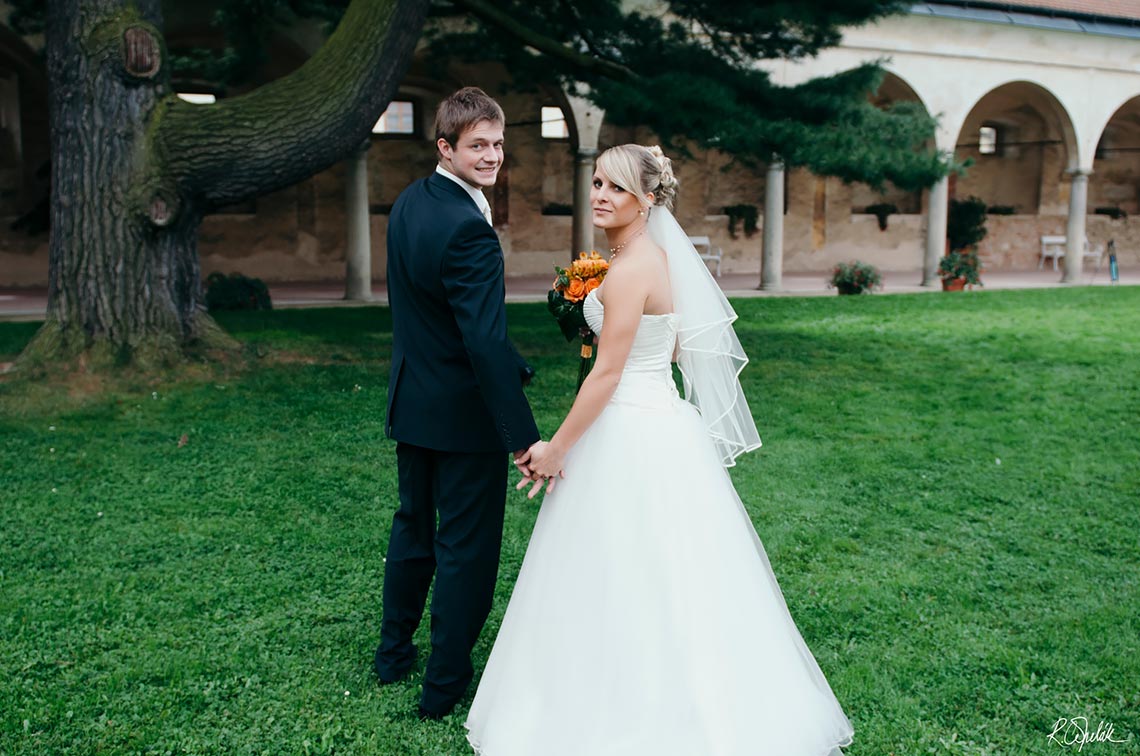 newlywed wedding photography in Telc castle
