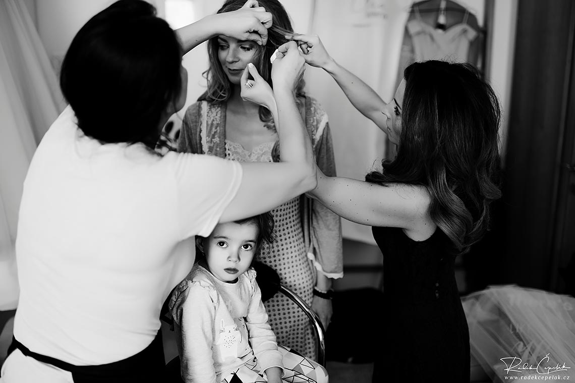 bridesmaid wedding getting ready