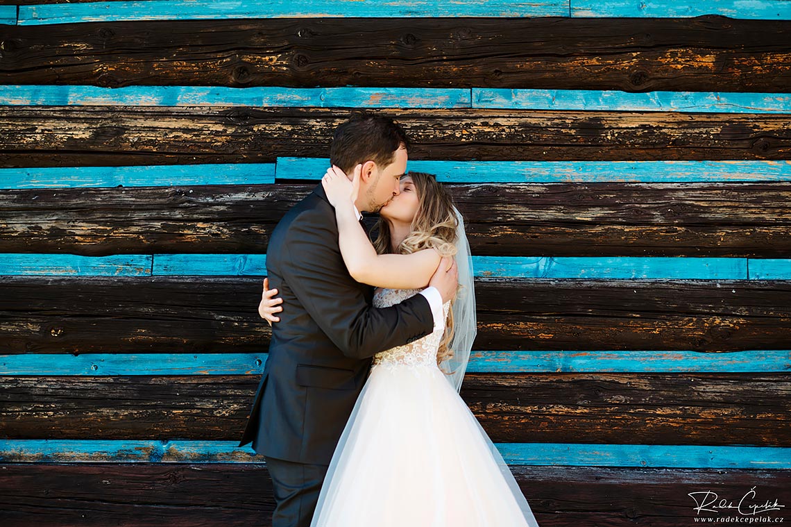 bride and groom wedding  photography with wood in the background