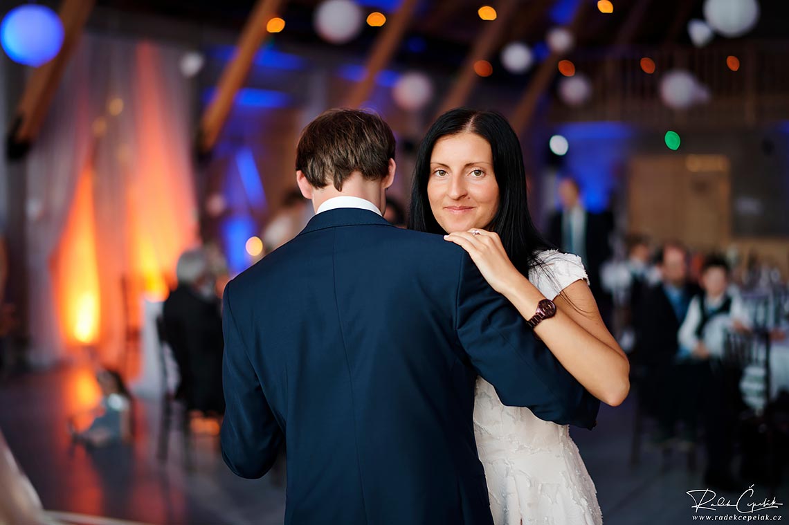 dancing guests at wedding