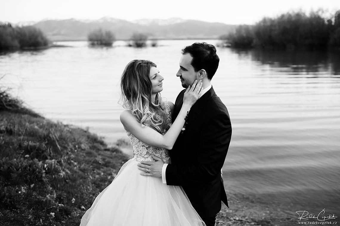 black and white wedding photography with Tatra mountains in the background