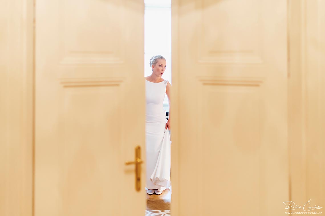 funny wedding photography of bride during her getting ready