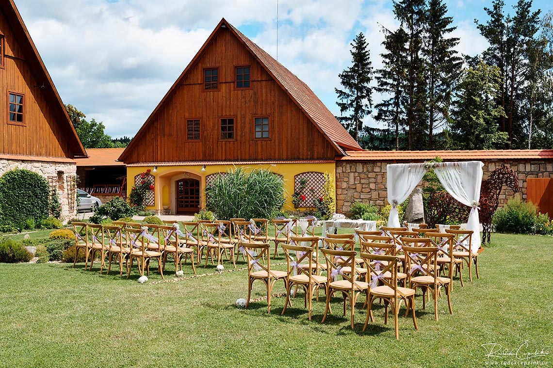 outside wedding ceremony