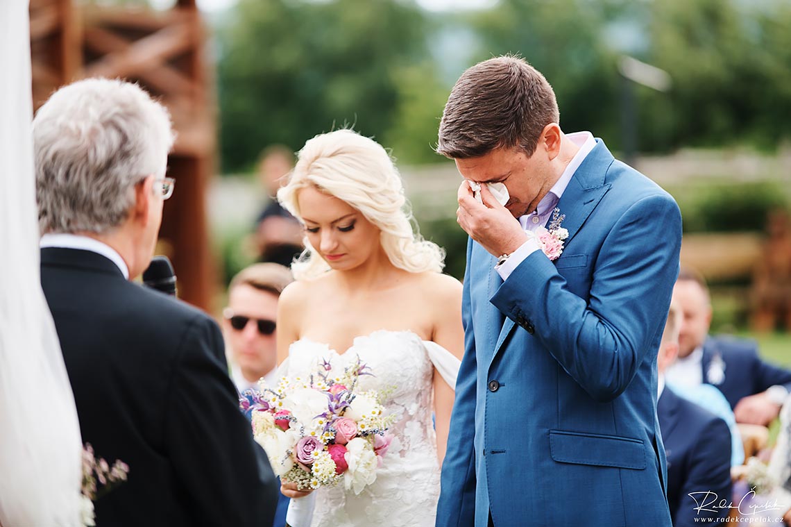 Touching speach of groom's uncle makes him cry.