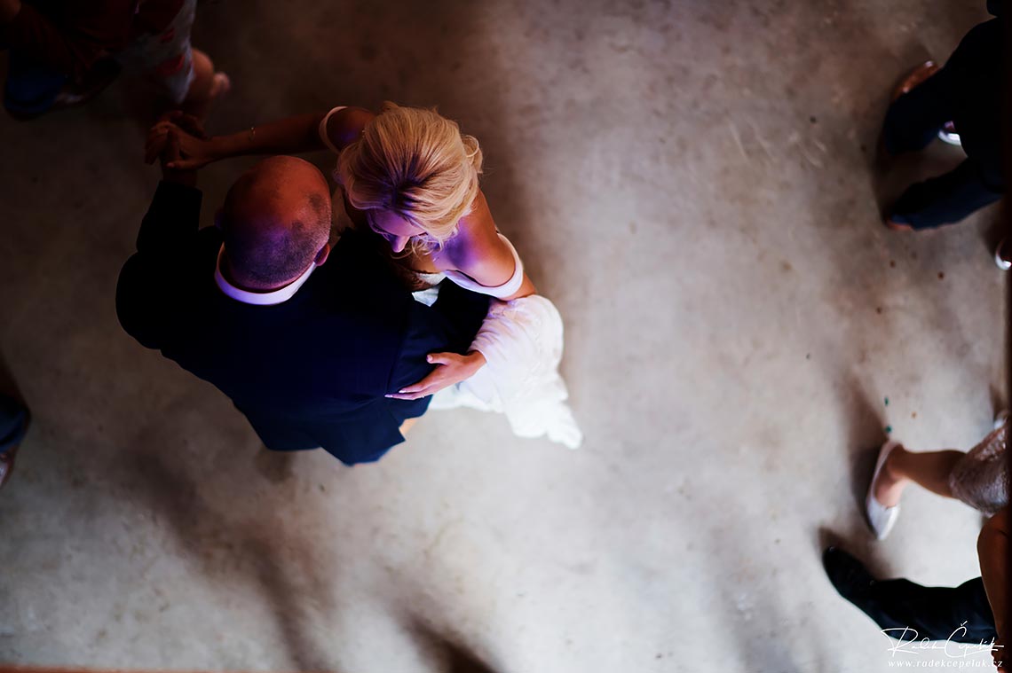 Bride dancing with her father unique photo from top view