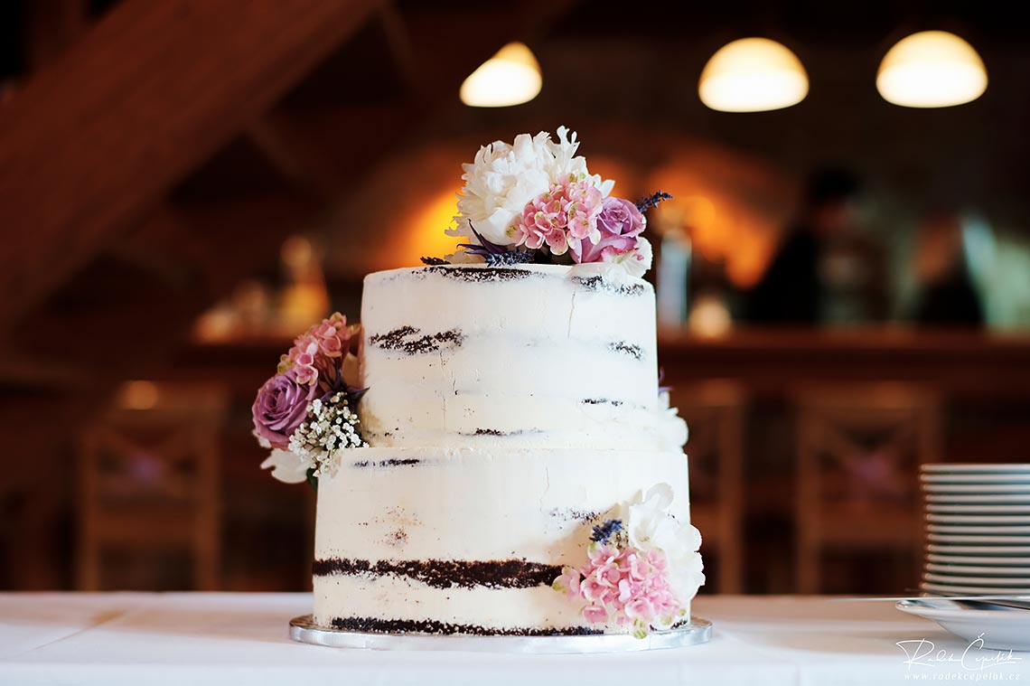 White ping wedding cake photography