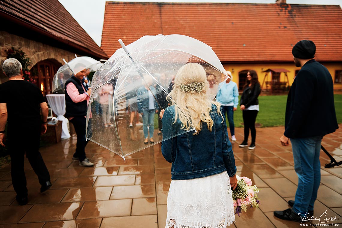 Bride preparing to throw the flower during rainny weather