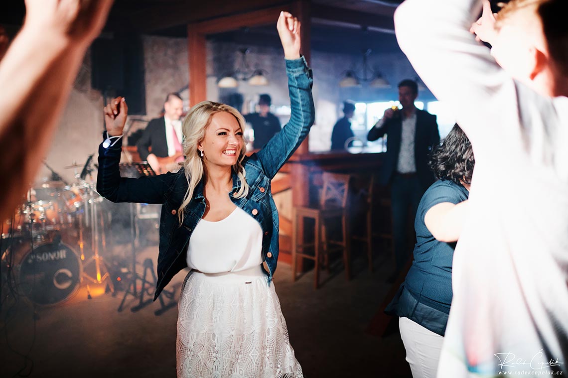 Bride goes wild at wedding party in Hejtmankovice barn