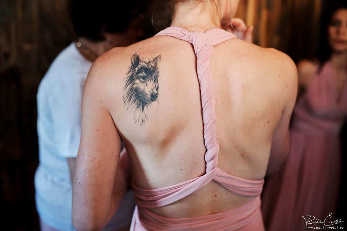 wolf tatoo on bridesmaid back