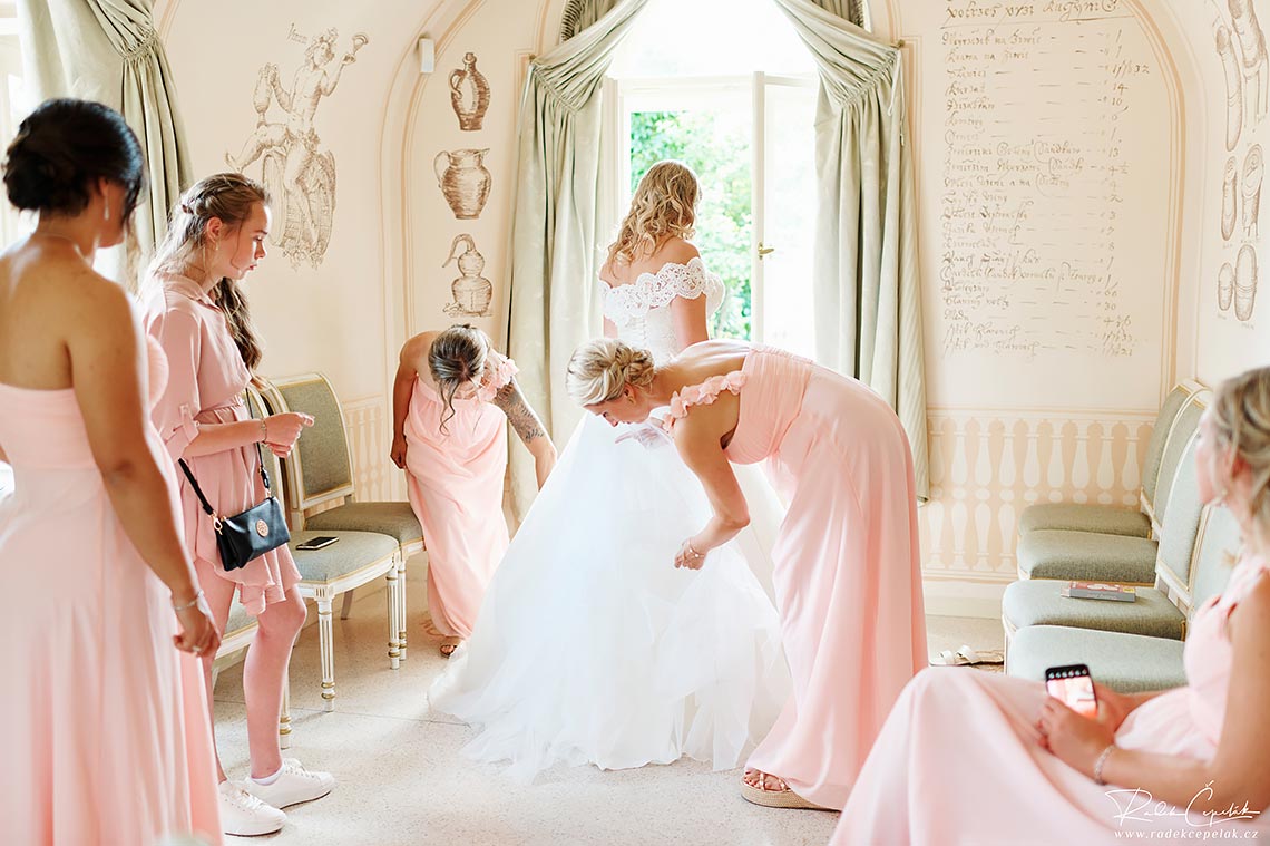 Bride with bridesmaids during getting ready