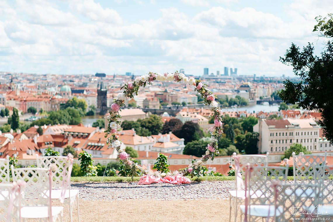 circle wedding altar