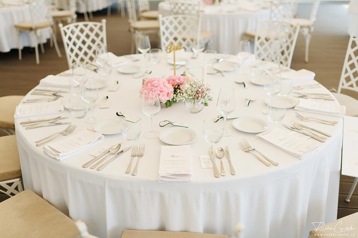 round table setup wedding decorations