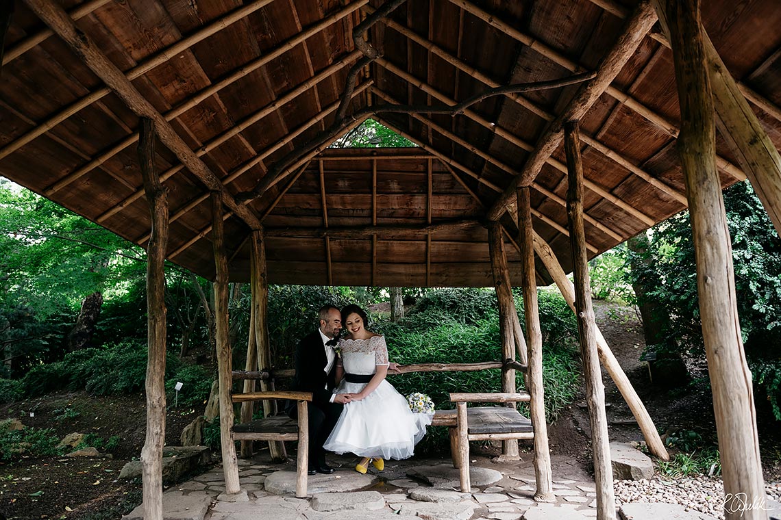 wedding at botanical garden in Prague