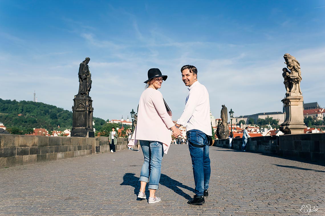 prewedding photography on Charles bridge in Prague