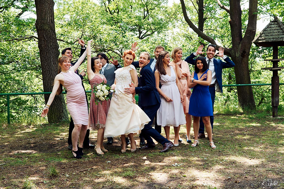 funny group wedding photo 