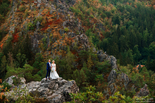 bride and groom wedding photography in the nature