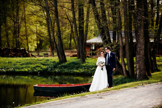 wedding photography bride and groom by a pond