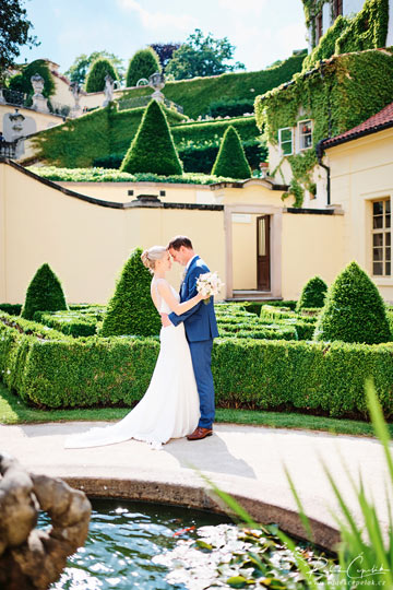 wedding photographer Prague gardens